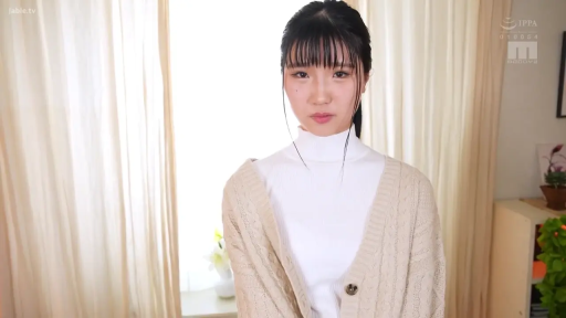 室内 · 憂鬱 · 站姿 · 上半身特写 · 注视镜头 · 窗帘 · 白色高领毛衣 · 马尾辫