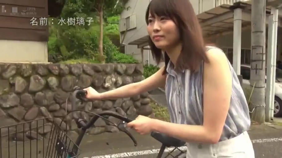 中景 · 街道 · 自行车 · 自然表情 · 推自行车 · 无袖条纹衬衫 · 站姿扶车 · 水树璃子