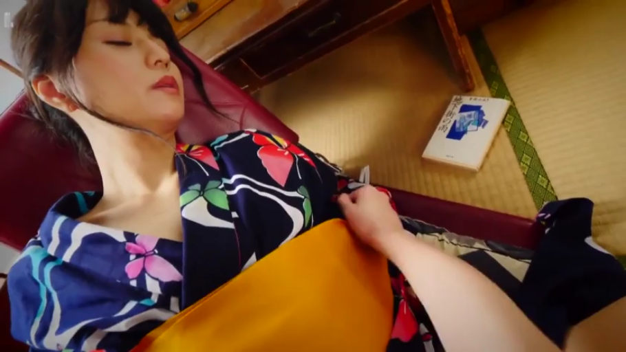 和室 · 闭眼 · 仰卧 · 榻榻米 · 抚摸 · 熟女 · 浴衣 · 领口