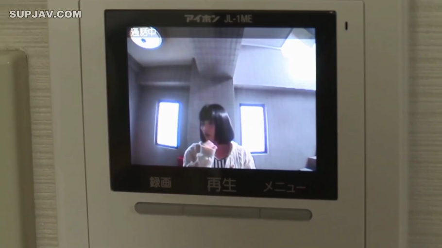 室内 · 角色扮演 · 中景 · 举手 · 惊讶 · 学生装 · 围裙 · 被动