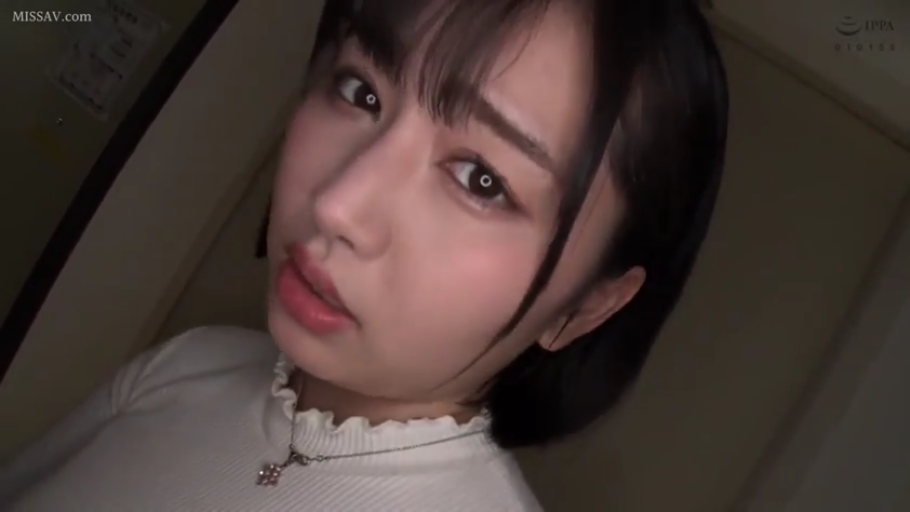 室内 · 脸部特写 · 白色褶边上衣