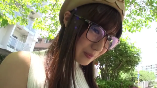 帽子 · 臉部特寫 · 微笑 · 白色背心 · 注視 · 户外 · 侧头