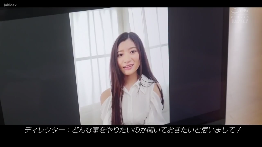 室内 · 座り姿勢 · 会話 · 微笑 · 半身 · 窗帘 · 长发 · 白いオフショルダートップ