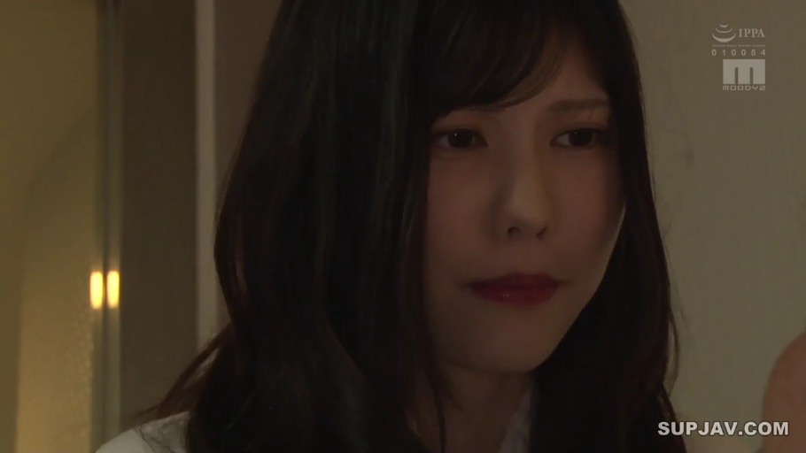 室内 · 严肃 · 脸部特写 · 白色上衣 · 凝视 · 长发 · 正面