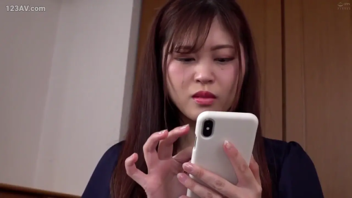 室内 · 专注 · 脸部特写 · 看手机 · 深色上衣 · 抬手 · 齐刘海 · 白色手机