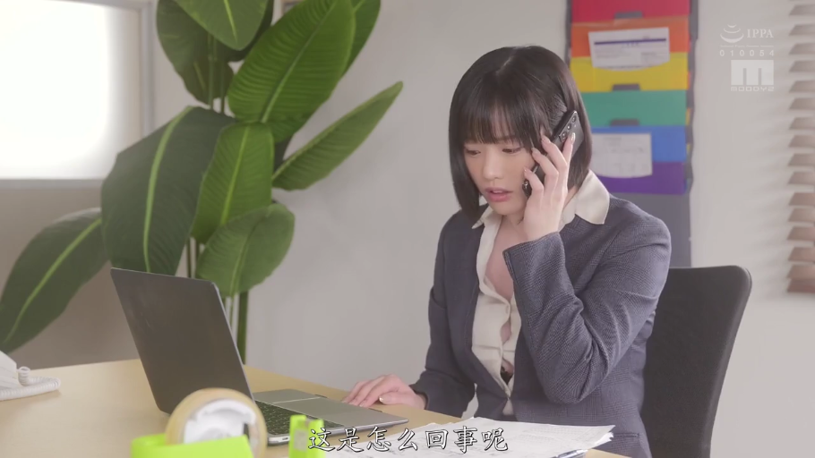 站立 · 自然 · 半身 · 交流 · 多人 · 户外泳池 · 高叉泳衣