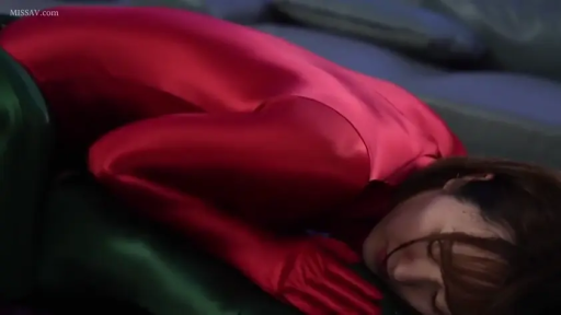 室内 · 上半身 · 趴卧 · 红色连体紧身衣