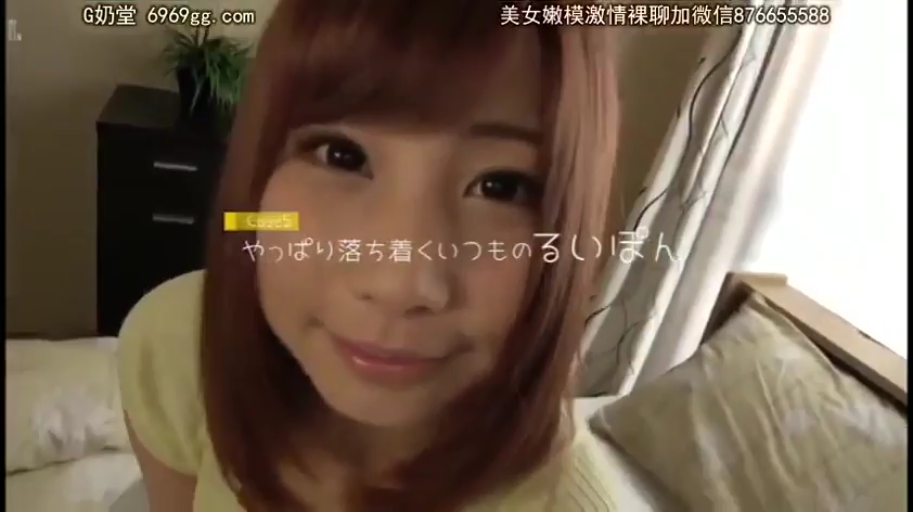 俯身 · 脸部特写 · 卧室 · 床铺 · 微笑 · 对视 · 黄色短袖 · 棕发