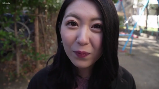 微笑 · 面部特写 · 温柔 · 公园 · 自然光 · 俯视 · 自行车 · 深色大衣