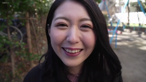 脸部特写 · 户外公园 · 黑色大衣