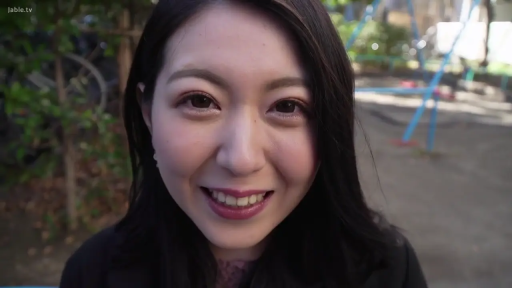 面部 · 微笑 · 对视 · 公园 · 正面 · 唯美 · 黑色大衣 · 游乐设施