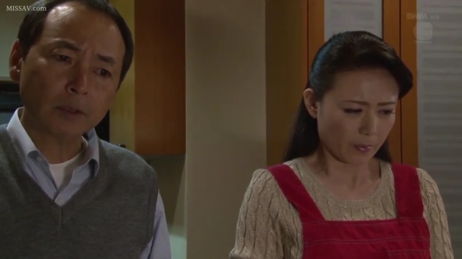 室内 · 单人 · 全裸 · 胸部特写 · 沙发 · 仰卧 · 展现