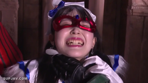 全景 · Cosplay服饰 · 披风 · 特摄风格 · 室内洞穴 · 站立对抗 · 打斗