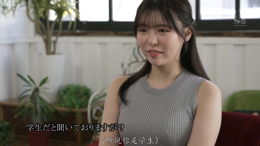 室内 · 座り姿勢 · 会話 · 盆栽 · 微笑 · 半身 · 灰色无袖针织衫 · 学生设定