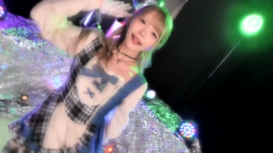 站姿 · 俯视视角 · 模特摆拍 · 甜美微笑 · 半身像 · 舞台灯光 · 室内舞台 · 蓝色萝莉塔裙