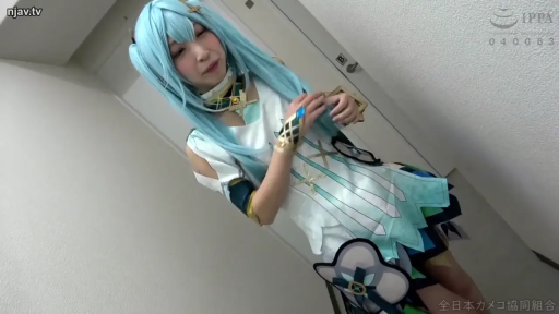 室内 · 角色扮演 · 中景 · 站姿 · 假发 · 整理服装 · Cosplay制服 · 羞涩神情