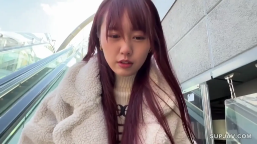 Close-up of the face · Standing Posture · Overlook · 耳饰 · 红发 · Natural expression · 户外扶梯 · 羊羔毛大衣