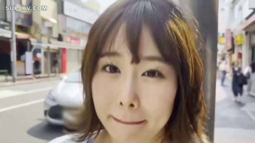 脸部特写 · 站立 · 羞涩 · 对视 · 街道 · 休闲便装 · 户外抓拍