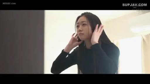 室内 · 长发 · 整理头发 · 半身照 · 自然表情 · 举手姿态 · 黑色长袖上衣