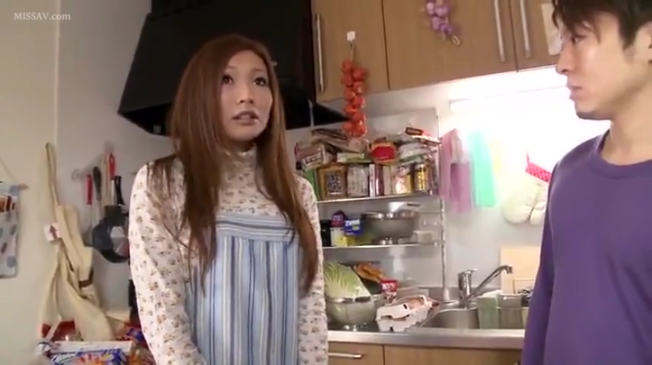 站立 · 中景 · 诱惑 · 厨房 · 粉色吊带衫 · 自慰揉乳 · 厨具