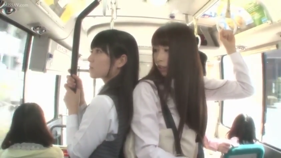 Medium shot · Standing Posture · 自然 · Armrest · 制服 · By Bus · 痴汉 · 公交车