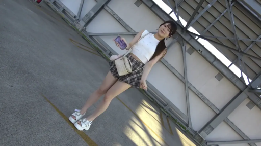 全身 · 站姿 · 微笑 · 面对镜头 · 手机 · 白色无袖上衣 · 户外停车场