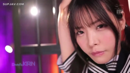 室内 · 俯身 · 面部特写 · 诱惑 · 内衣 · 持花 · 粉色花朵 · 粉色调