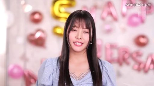 微笑 · 面部特写 · 对视 · 气球 · 正面 · 长直发 · 室内派对 · 浅蓝色波点上衣