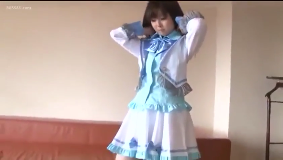 站立 · 中景 · 走廊 · 兴奋 · 麦克风 · 毛绒睡衣 · 采访互动 · 女子团体