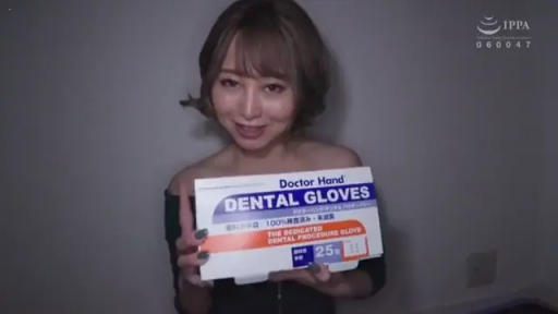 室内 · 微笑 · 半身特写 · 展示道具 · 黑色露肩上衣 · 正面持物 · 手套盒 · 短发熟女