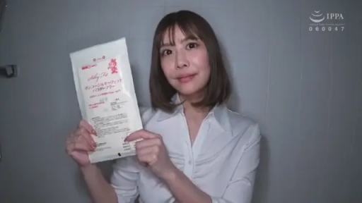 浴室 · 微笑 · 白色衬衫 · 上半身 · 短发 · 正面站立 · 展示物品 · 商品包装