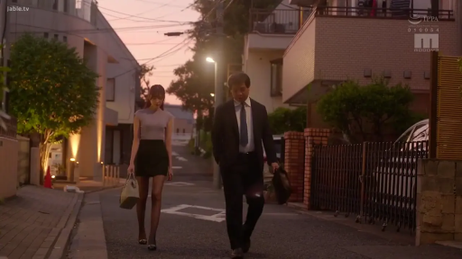 交谈 · 全景 · 平静 · 西装 · 公文包 · 街道 · 行走 · 剧情场景