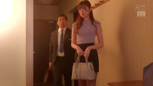 中景 · 站姿 · 紫色无袖上衣 · 酒店房间 · 剧情 · 公文包 · 忧虑 · 进入房间