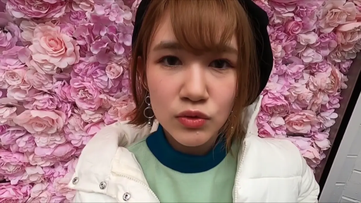 站姿 · 微笑 · 面部特写 · 冬装 · 看镜头 · 耳饰 · 花墙前 · 清纯人像