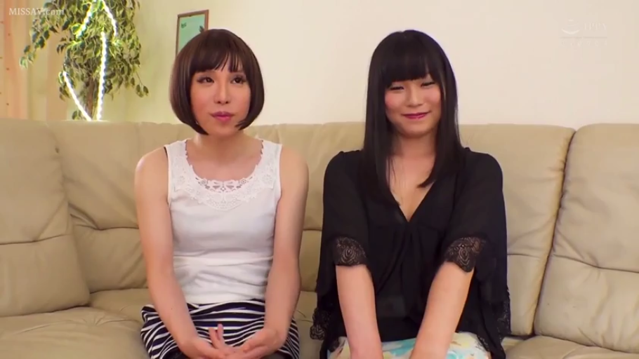 坐姿 · 沙发 · 微笑 · 客厅 · 半身 · 聊天 · 伪娘 · 女装