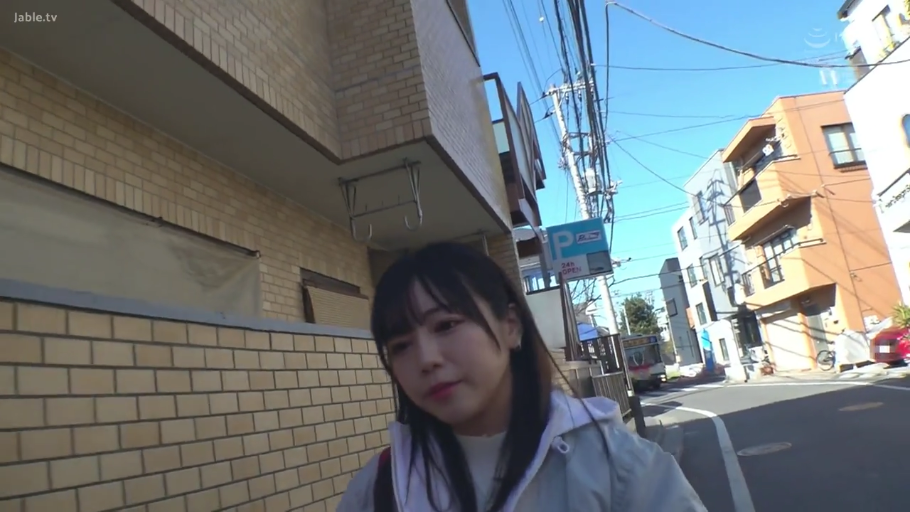 站立 · 中景 · 户外街道 · 连帽夹克