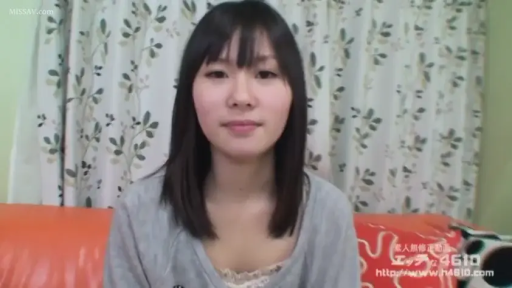 室內 · 坐姿 · 平靜 · 沙发 · 面对镜头 · 上半身特寫 · 灰色长袖 · 素人访谈