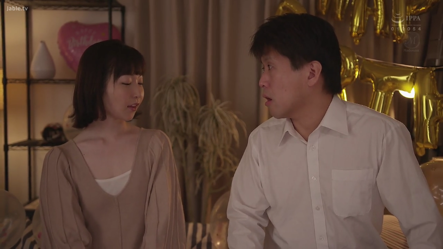 室内 · 坐姿 · 交谈 · 中景 · 自然 · 衬衫 · 熟女 · 气球