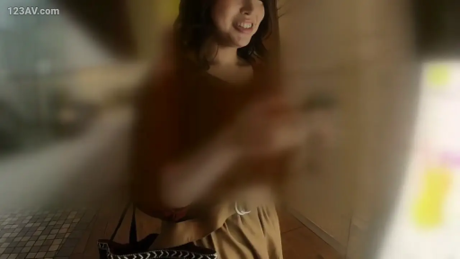 室内 · 站立 · 中景 · 休闲装 · 手提包 · 交流 · 笑容 · 素人感