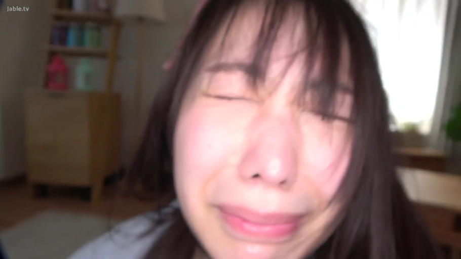 室内 · 脸部特写 · 浅色上衣