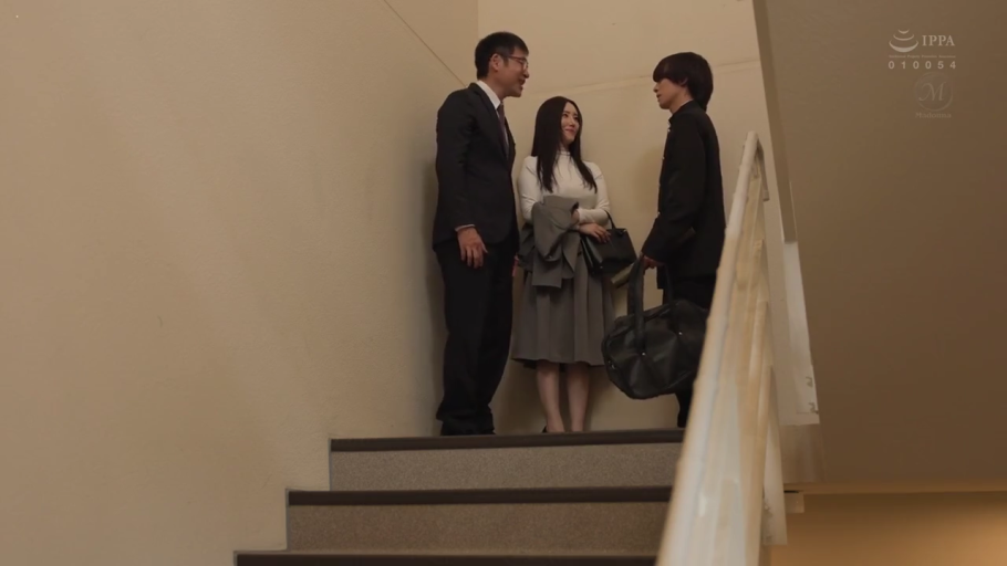 楼梯间 · 过膝裙 · 交谈中