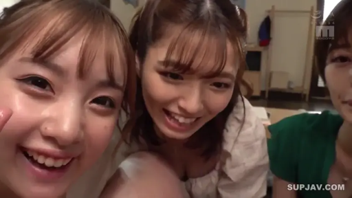 室内 · 脸部特写 · 注视镜头 · 灿烂 · 休闲常服 · 俯身凑近 · 多人合照