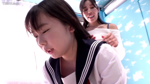 室内 · 俯身 · 微笑 · 面部特写 · 多人 · 露肩装 · 互动