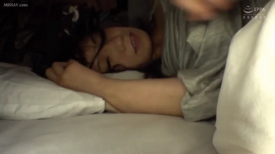 脸部特写 · 卧室 · 灰色上衣 · 侧躺