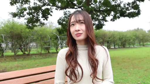 坐姿 · 自然 · 半身 · 清纯 · 毛衣 · 公园 · 访谈 · 长椅