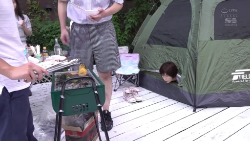 全景 · 多人 · 休闲服饰 · 正常 · 户外营地 · 站立与钻出帐篷 · 户外烧烤 · 烧烤炉与帐篷