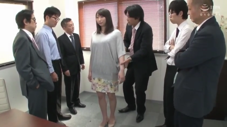 全身 · 眼镜 · 办公室 · 站立 · 呆滞 · 多人 · 针织衫 · 骚扰