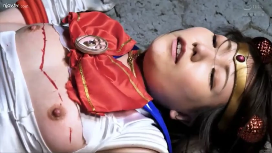 角色扮演 · 迷离 · 仰卧 · 受辱 · 废墟 · 胸部及脸部特写 · 水手服Cosplay · 假血