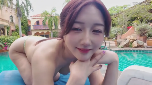 面部 · 比基尼 · 趴姿 · 微笑 · 互动 · 泳池 · 躺椅