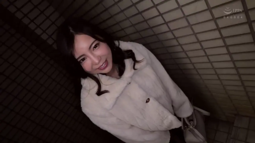 面部 · 站立 · 微笑 · 手提包 · 凝视 · 白色毛皮大衣 · 楼道 · 高角度